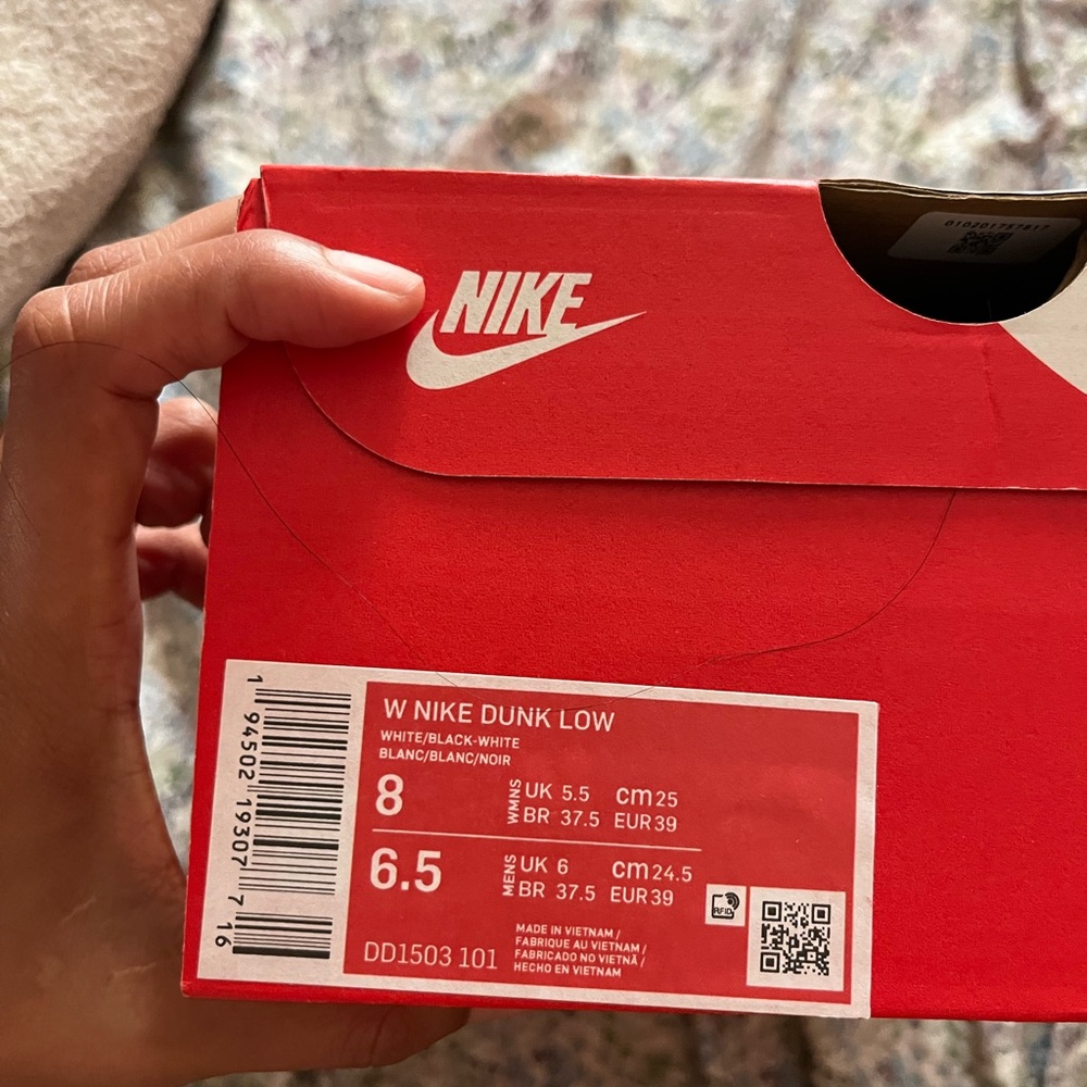 Nike Dunks Low Pandas - Picture 5 of 5